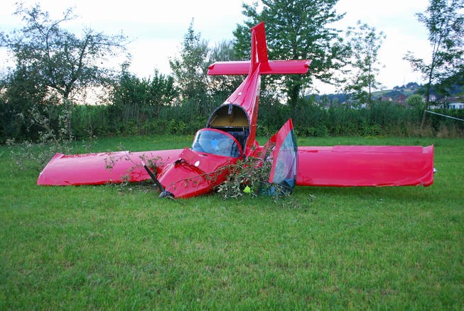 Am 14. Juli 2018 stürzte in Triengen ein einmotoriges Kleinflugzeug ab. Die Insassen hatten Glück im Unglück und überlebten den Unfall. (Bild: Luzerner Polizei via Keystone)