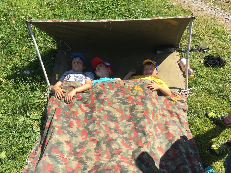 Kinder der Jubla Triengen machen im selbstgebastelten Schlafsack in Stoos ein Nickerchen. (Bild: Annie Kahri)