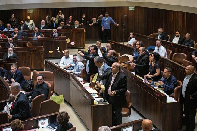 Arabische Abgeordnete protestieren gegen das neue Gesetz. (Bild: Olivier Fitoussi/AP (Jerusalem, 19. Juli 2018))