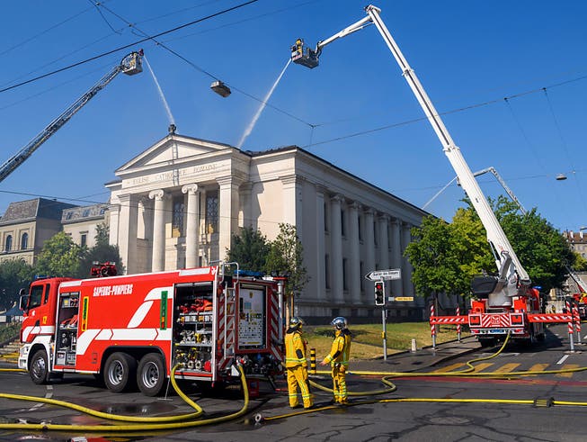 50 Feuerwehrmänner bekämpfen den Brand in der katholischen Kirche Sacré Coeur in Genf. (Bild: Keystone/MARTIAL TREZZINI)