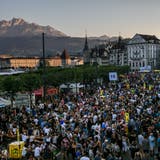 Stau – für einmal nicht durch Cars ausgelöst, sondern durch die Tausenden Festbesucher. (Philipp Schmidli (Luzern, 30. Juni 2018))
