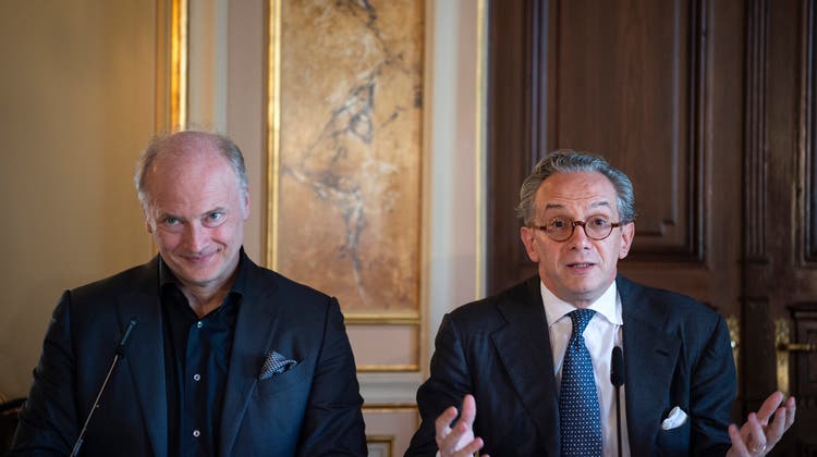 Gianandrea Noseda, Generalmusikdirektor ab September 2021, links, mit seinem Vorgänger Fabio Luisi ander Medienkonferenz des Opernhaus Zürich. (Bild: Melanie Duchene/KEYSTONE)