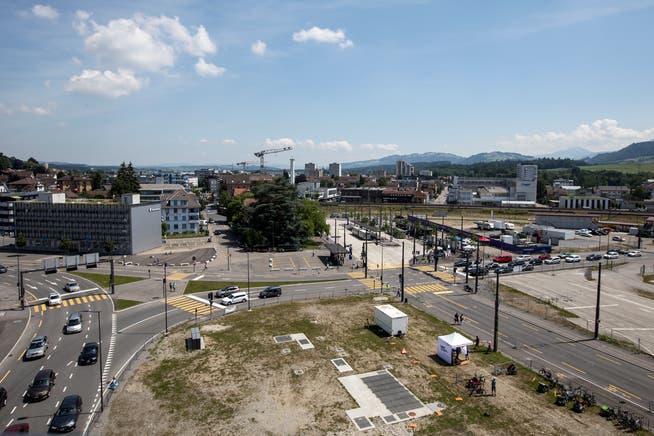Der Seetalplatz (im Vordergrund) und das Baufeld A1 für die künftige kantonale Verwaltung, wo noch die Baucontainer stehen (rechts im Hintergrund), sind Teil der Zwischennutzung. (Bild: Alexandra Wey/Keystone, Emmenbrücke, 16. Juni 2018)