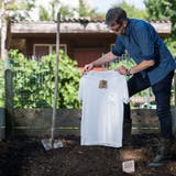 Calida-Produktmanager Harald Lenzinger präsentiert das kompostierbare «I love Nature»-Shirt.Bild: Eveline Beerkircher (Sursee, 20. Juli 2018)