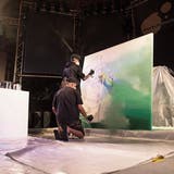 Kunst entsteht live: Das Brüderpaar One Truth bei der Arbeit im Pavillon am Luzerner Seebecken. (Bild: Manuela Jans-Koch, 20. Juli 2018)