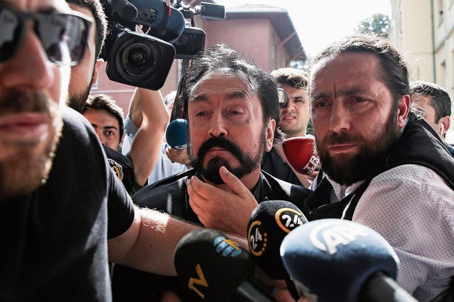 Adnan Oktar, der «Erlöser», wird von den türkischen Behörden abgeführt. (Bild: Arif Hudaverdi Yaman/Keystone (Istanbul, 11. Juli 2018))