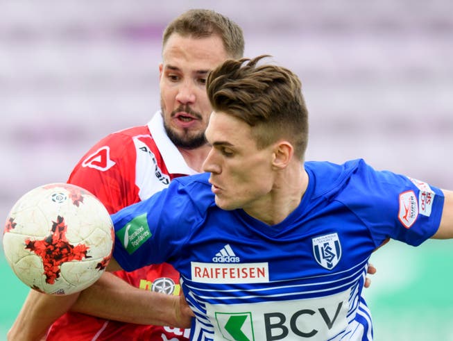 Benjamin Kololli (im Vordergrund) wechselt von Absteiger Lausanne-Sport zum FC Zürich (Bild: KEYSTONE/LAURENT GILLIERON)