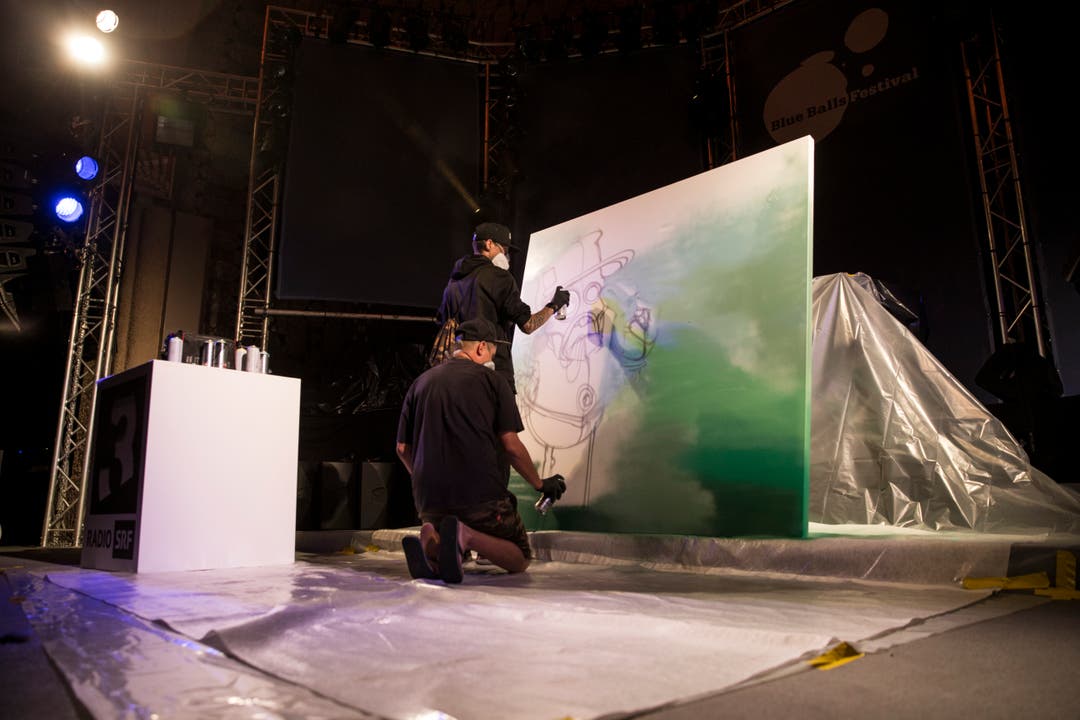 Kunst entsteht live: Das Brüderpaar One Truth bei der Arbeit im Pavillon am Luzerner Seebecken. Bild: Manuela Jans-Koch (20. Juli 2018)