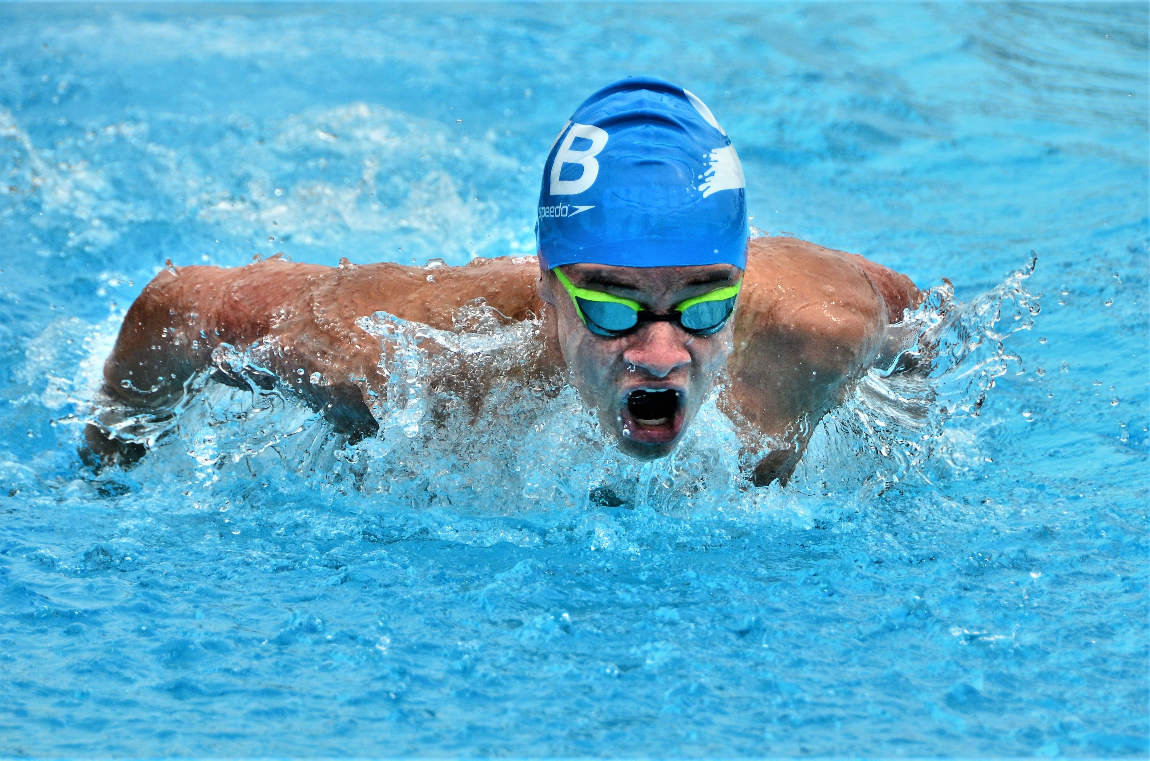 Die Nachwuchs-Schwimmer preschen durch das Wasser. (Bilder: Max Eichenberger)