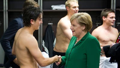Da war die Welt noch in Ordnung für Mesut Özil und alle Deutschen, die die Integrationskraft des Nationalteams hoch hielten: Der türkisch-deutsche Fussballer trifft Angela Merkel nach einem Spiel gegen die Türkei im Jahr 2010 in Berlin. (Bild: APA)