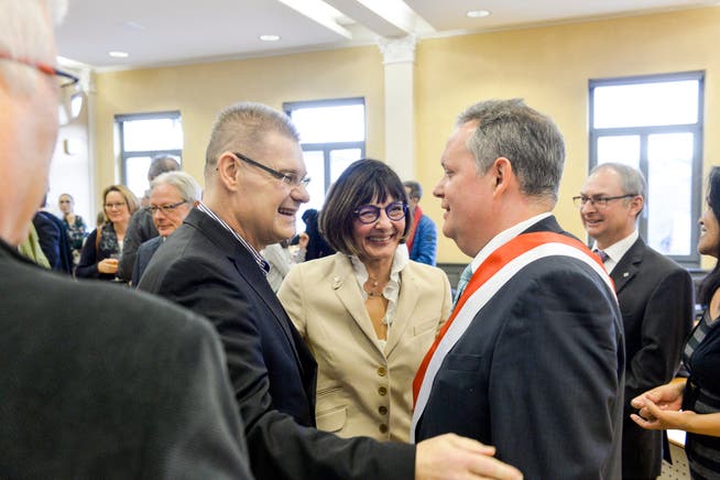 Ein Bild vom Januar: René Zweifel gratuliert dem neuen Stadtpräsidenten Thomas Niederberger zu seiner Wahl. (Bild: Donato Caspari)