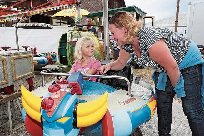 Diana Bante mit Tochter Kate Müller haben im Luna-Park grossen Spass. (Bild: Roger Zbinden (Auw, 22. Juli 2018))