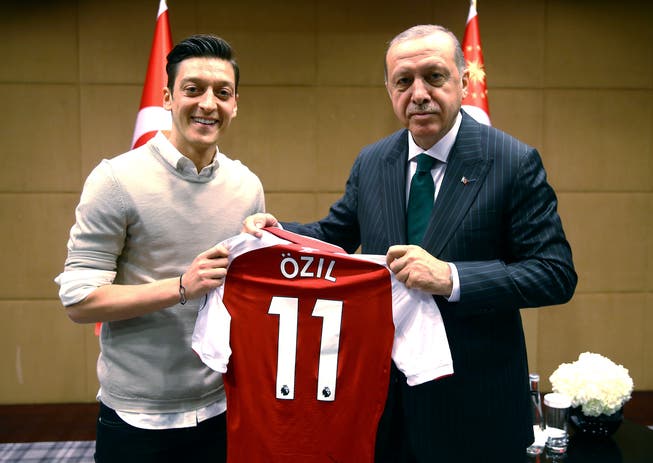 Das Bild, das alles ins Rollen brachte: Mesut Özil trifft den türkischen Autokraten Erdogan in London. (Bild: AP; 13. Mai 2018)