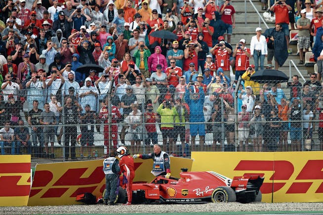 Das Unheil in der 52. Runde: Ferrari-Pilot Sebastian Vettel scheidet in Führung liegend aus. (Bild: Charles Coates/Getty (Hockenheim, 22. Juli 2018))