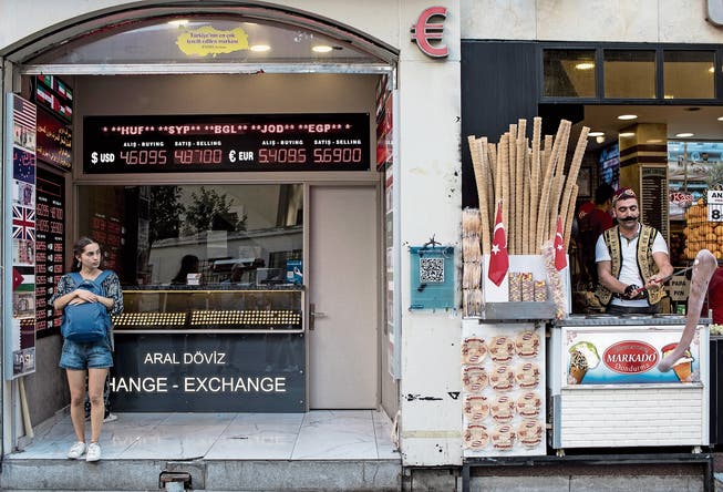 Das Warten auf Kundschaft in wirtschaftlich unsicheren Zeiten: Wechselstube und Eisladen im Istanbuler Zentrum. (Bild: Sedat Suna/EPA; 12. Juli 2018)