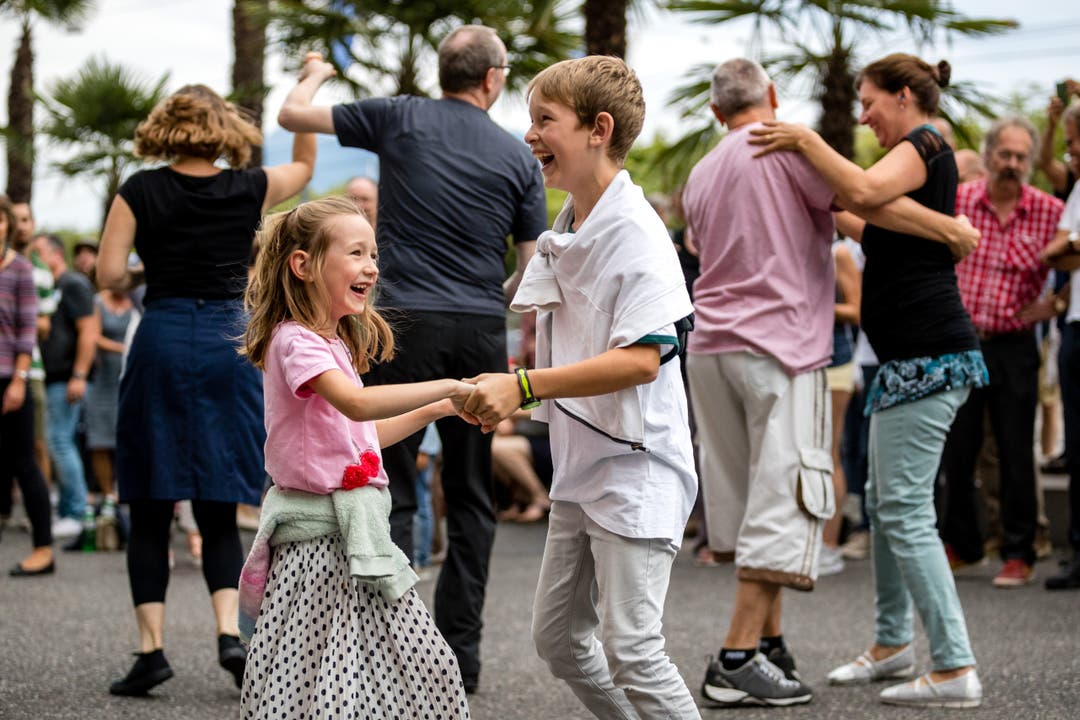 Zwei Kinder tanzen am Blue Balls Festival 2018. Bild: Philipp Schmidli (Luzern, 22. Juli 2018)