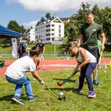 Kinder spielen am Tag der Luzerner Sportvereine Landhockey auf der Allmend in Luzern. (Bild: Philipp Schmidli, 3. September 2017)