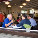 Der pensionierte Luzerner Arzt Frank Achermann (links) bespricht mit zwei Patienten in einem Café in Zürich die Akten. Dieses kostenlose Angebot gibt es ab Oktober auch in Luzern.  (Bild: Roger Grütter; Zürich, 23. Juli 2018)