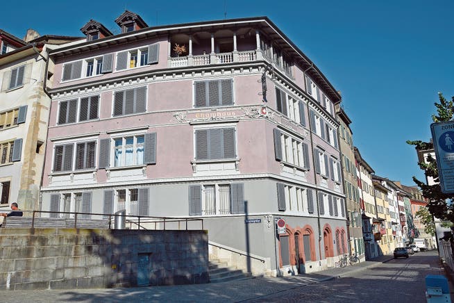 Das stattliche «Chamhaus» in Zürich an der Ecke Untere Zäune/Hirschengraben ist nach Bernhard von Cham (1508-1571) benannt. Der Sprössling einer angesehenen Familie hat es weit gebracht. (Bild: Andreas Faessler (12. Juli 2018))