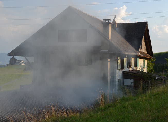 Rauch umhüllt das Bauernhaus in Udligenswil (Bild: Luzerner Polizei)