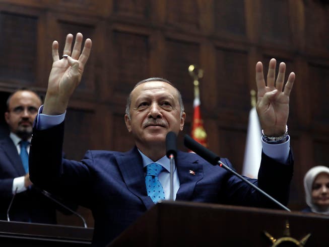 Der türkische Präsident Recep Tayyip Erdogan kann sich freuen - das Parlament in Ankara verabschiedete in der Nacht auf Mittwoch ein umfassendes Gesetz, mit dem Erdogan seine Gegner weiterhin in Schach halten kann. (Bild: KEYSTONE/AP/BURHAN OZBILICI)