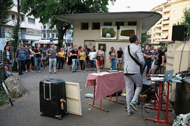 Manu Luis bei der ersten Intervention des Krautfestivals am Luzerner Bundesplatz. (Bild: PD/Sabina Oehninger)