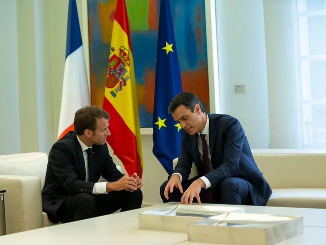 Der spanische Ministerpräsident Sánchez hat am Donnerstag den französischen Präsidenten Macron empfangen. Die beiden wollen in der Flüchtlings- und Migrationspolitik mit afrikanischen Staaten zusammenarbeiten. (Bild: KEYSTONE/AP/FRANCISCO SECO)