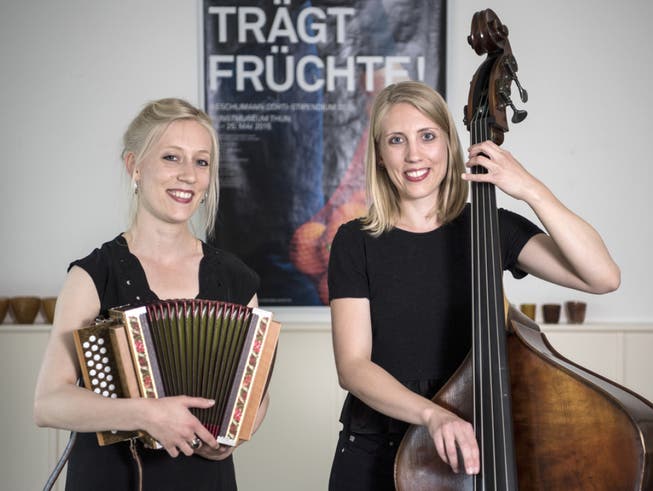 Das Musiker-Gschwisterpaar Kristina Brunner, mit Schwyzerörgeli (l) und Evelyn Brunner, mit Kontrabass (r) posieren für eine Aufnahme am 10. Mai 2018 in Thun. (Bild: Keystone/PETER SCHNEIDER)