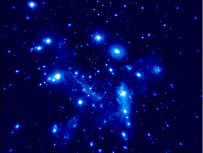 Das Schwarze Loch im Zentrum unserer Galaxie und die Gruppe von Himmelskörpern, die es umkreisen. Astronomen haben daran die Gravitationsrotverschiebung nachgewiesen. Sie ist eine weitere Bestätigung für Einsteins Relativitätstheorie. (Bild: Observatorium Paris/Lesia)