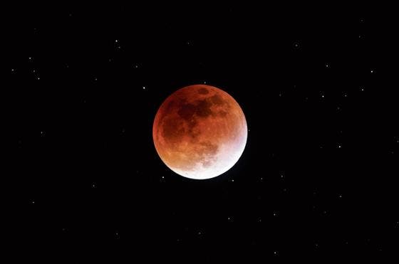 Bei einer Mondfinsternis verfärbt sich der Trabant der Erde rot. (Bild: Getty)