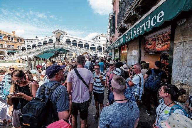 Reisen ist zu einem Massenphänomen geworden: Touristen bei der Rialto-Brücke in Venedig. (Bild: Stefano Mazzola/Getty)