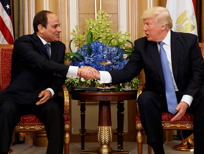 US-Präsident Donald Trump (rechts) und Ägyptens Präsident Abdel Fattah al-Sisi (links) hatten im vergangenen Jahr eine bessere Zusammenarbeit vereinbart - nun geben die Amerikaner gesperrte Militärhilfegelder frei. (Bild: KEYSTONE/AP/EVAN VUCCI)