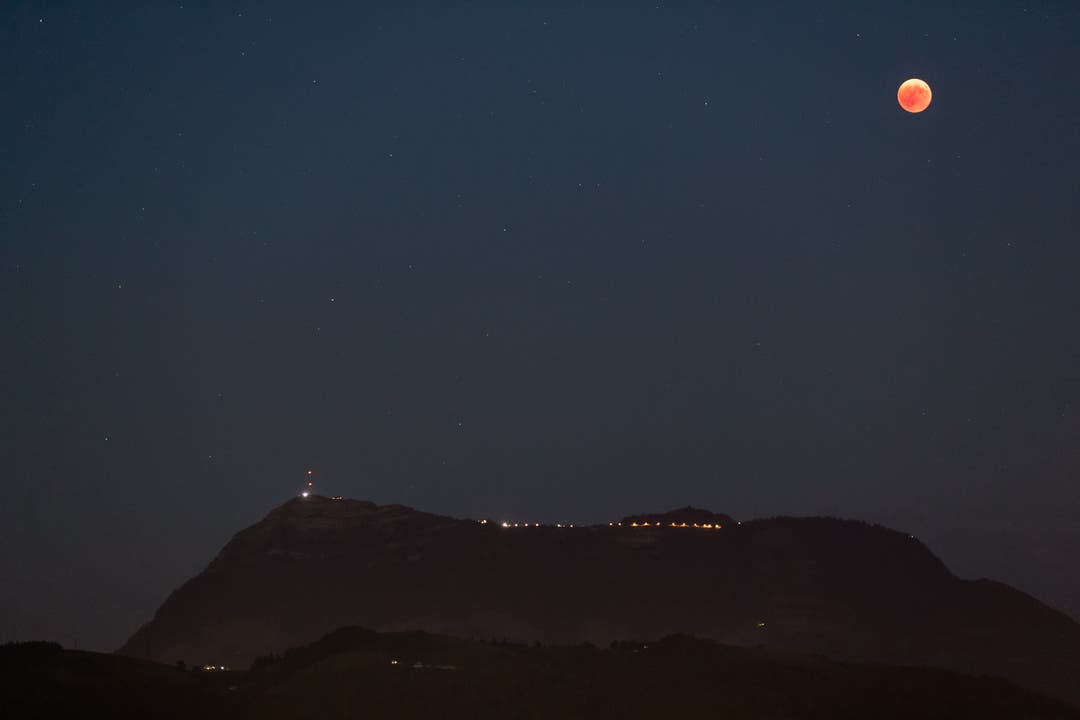 Mondfinsternis um 22:20 Uhr über der Rigi, fotografiert von Eschenbach. (Bild: Philipp Schmidli)
