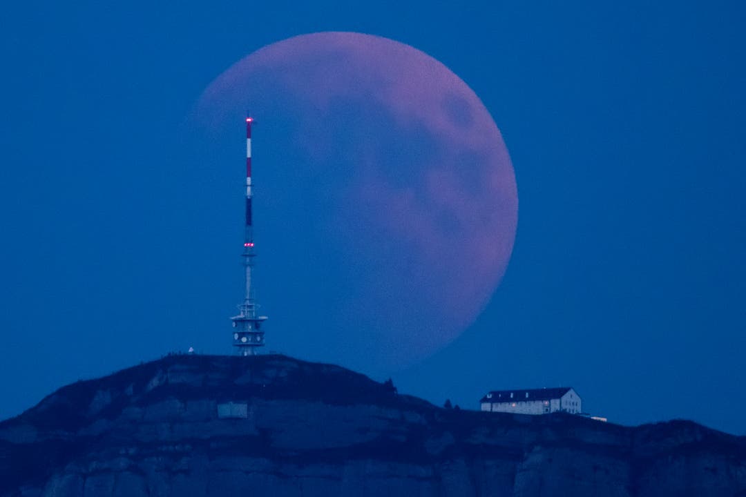 Mondfinsternis um 21:37 Uhr hinter Rigi Kulm, fotografiert von Eschenbach. (Bild: Philipp Schmidli)