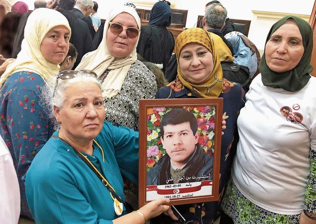 Fünf Schwestern fordern Gerechtigkeit für ihren Bruder. Rachid Chammakhi wurde 1991 von der tunesischen Nationalgarde zu Tode gefoltert. (Bild: Katharina Eglau (Nabeul, 29. Juni 2018))