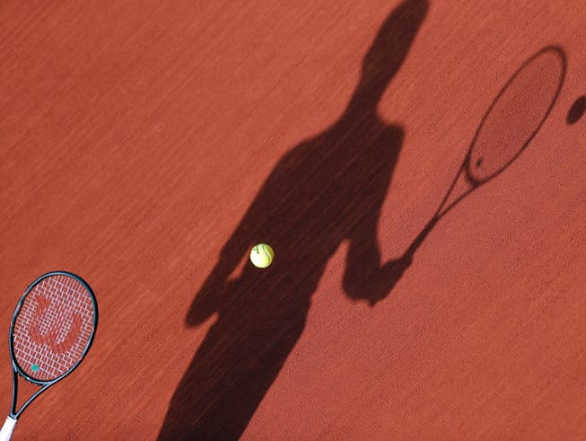 Im Schatten: Die ATP will die echten Tennisprofis stärken und weniger Mitläufer finanzieren (Bild: KEYSTONE/EPA/IAN LANGSDON)