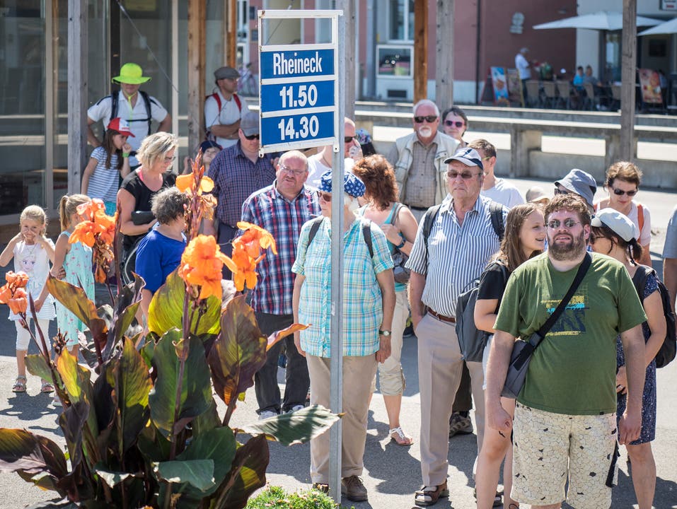 In Rheineck warten die Passagiere für die Rückfahrt - die Strecke ist gerade bei Wanderern beliebt. 