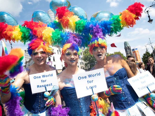 Schwule, Lesben, Bisexuelle, Transgender demonstrieren auf dem Berliner Ku'damm. (Bild: KEYSTONE/EPA/HAYOUNG JEON)