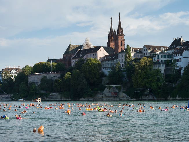 Das Basler Rheinufer - besonders in lauen Sommernächten auch nachts bevölkert. (Bild: KEYSTONE/GEORGIOS KEFALAS)