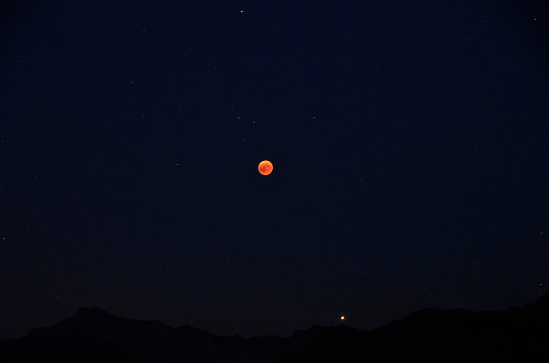 Der Blutmond und der Mars begeben sich über der Klewenalp auf eine gemeinsame Reise. (Leserbild: Monika Näpflin-Bösiger)