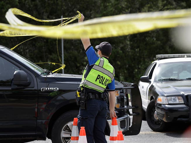 Nachdem tödliche Schüsse gefallen waren, wurde ein Altersheim in Robstown im US-Bundesstaat Texas evakuiert. (Bild: KEYSTONE/AP/ERIC GAY)