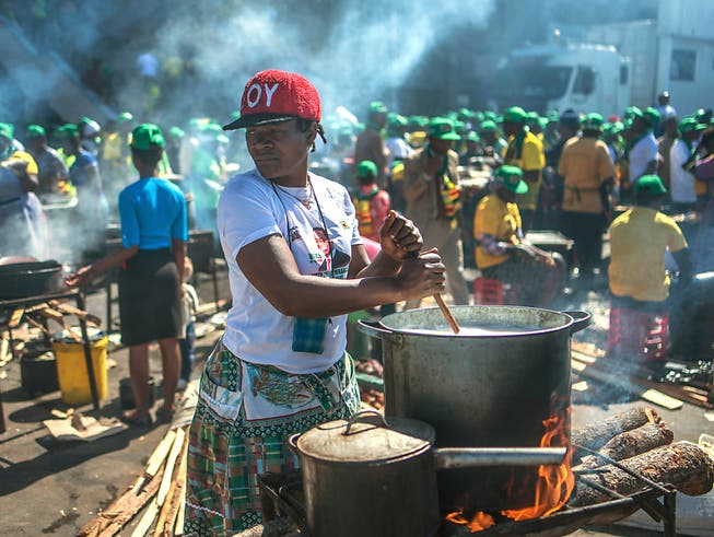 Essen für Wählerinnen und Wähler: Frauen rühren bei einer Veranstaltung der regierenden Zanu-PF-Partei in Harare in Töpfen. (Bild: KEYSTONE/AP)