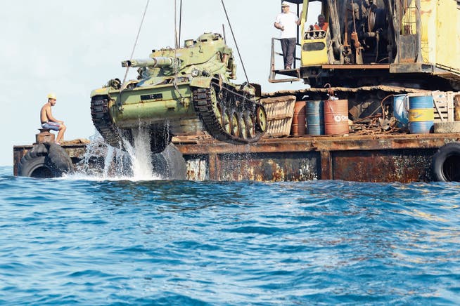 Arbeiter versenken einen AMX 13 vor der libanesischen Mittelmeerküste. Bild: EPA (Sidon, 28. Juli 2018)