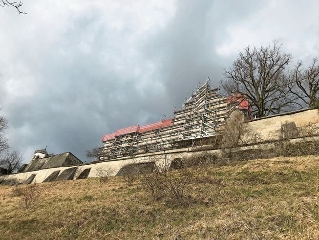 Umbauarbeiten: Schloss Sonnenberg in Stettfurt mit Gerüst. (Bild: Peter Exinger,4. Februar 2018)