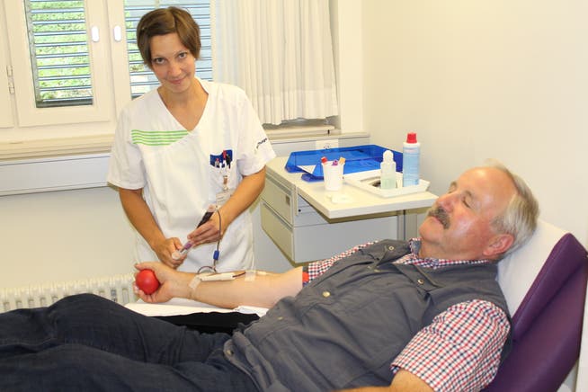 Eine Pflegefachfrau nimmt Jubilar Norbert Hasler im Kantonsspital Frauenfeld Blut ab. (Bild: Hugo Berger)