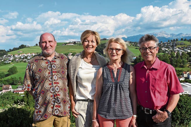 Martin Schweizer, Hiltrud Steuri, Vreni Küchlin und Georg Kegel; nicht auf dem Bild zu sehen, ist die fünfte neu-pensionierte Lehrperson Neria Hertler. (Bild: PD)