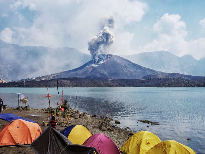 Der Vulkan Rinjani im Osten der indonesischen Insel Lombok. (Bild: KEYSTONE/EPA/STR)