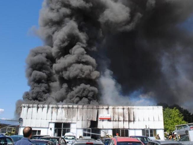 Die Autowerkstatt in Siblingen wurde beim Brand komplett zerstört. Die Brandursache ist noch unklar. (Bild: Schaffhauser Polizei)