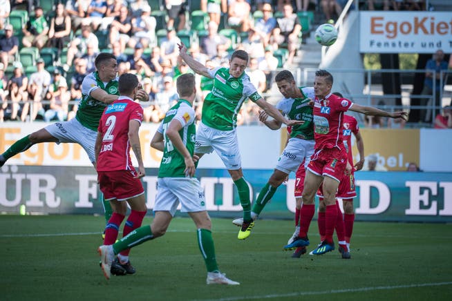 Zwei Spiele, zwei Tore: St.Gallens Verteidiger Silvan Hefti (Mitte) offenbart ungeahnte Qualitäten als Goalgetter. (Bild: Ralph Ribi)