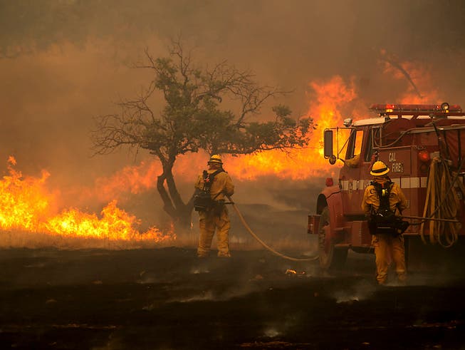 Die verheerenden Buschfeuer in Kalifornien sorgen für apokalyptische Bilder. Die Feuerwehrleute stehen im gefährlichen Dauereinsatz. (Bild: KEYSTONE/FR34727 AP/NOAH BERGER)